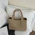 Bolso tote minimalista de piel sintética mate caqui con elegantes detalles de remaches dorados - Caqui