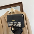 Bolso bandolera de cuero negro y tela con logotipo dorado Fashion Bags y cadena - Negro (Solo Bolsa)