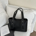 Bolso tote de cuero mate negro estilo francés con costuras blancas y remaches dorados - Negro