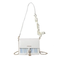 Witte en blauwe tweed tas met gouden ketting en zijden strik op een witte achtergrond - Wit + Satijnen Sjaal