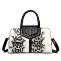 Elegante borsa a mano con motivo a serpente bianco, patta coccodrillo nera e manico - Bianco