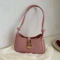 Bolso media luna rosa con textura lichi, hebilla dorada y detalles de nudos elegantes - Rosa