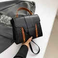 Sac à main noir motif crocodile avec garniture marron et détails de rivets dorés - Noir