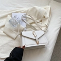 Petit sac à bandoulière blanc minimaliste en cuir avec boucle dorée pour la mode 2024 - Blanc