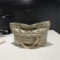 Gewatteerde champagne goudkleurige shopper met metalen ketting en een hertjes hanger - Goud