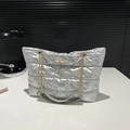 Zilveren gewatteerde shopper met metallic glans, horizontale stiksels en hertenbedeltje - Zilver