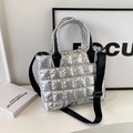 Silberne gesteppte Puffer-Tasche mit schwarzen Griffen und verstellbarem Schultergurt - Silber