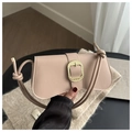Detailaufnahme der beigen Leder-Baguette-Tasche mit Goldverschluss und Knotengurt - Khaki