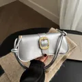 Detalle de bolso de hombro de cuero plateado con hebilla dorada ovalada - Plateado