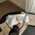 Vue détaillée du sac sous le bras en cuir argenté avec boucle dorée ovale - Argent