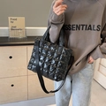 Schwarze gesteppte Puffer-Tasche aus glänzendem Nylon mit verstellbarem Schultergurt - Schwarz