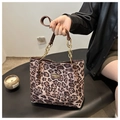 Detalle del bolso tote de leopardo con asa de cuero marrón y detalles de cadena dorada - Rosa