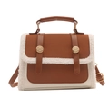 Bolso bandolera vintage de cuero marrón con ribete de borreguito beige y hebillas - Tostado