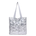 Bolso tote acolchado plateado con acabado metálico y correas trenzadas sobre fondo blanco - Plateado