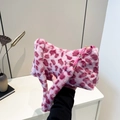 Sac sous le bras en peluche léopard rose avec chaîne acrylique pour femmes stylées - Rose