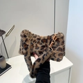 Sac sous le bras chic en fausse fourrure avec imprimé léopard tendance et chaîne ambrée - Marron