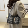 Borsa sottobraccio leopardata alla moda con fibbia in metallo e tracolla in pelle - Nero