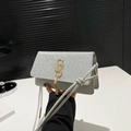 Detail van zilveren glitterflap en goudkleurig metalen logo met franje op de tas - Zilver