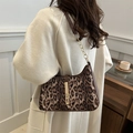 Borsa hobo sottobraccio maculata con tracolla in pelle e catena dorata elegante - caffè