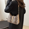 Borsa sottobraccio leopardata da donna con catena dorata e fibbia in metallo dorato - Cachi