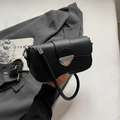 Sac bandoulière rétro en cuir noir avec boucle bouclier argentée et deux bandoulières - Noir