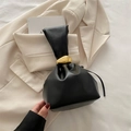 Bolso saco minimalista de cuero plisado negro con un cierre de metal dorado irregular - Negro