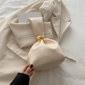 Bolso tipo cubo minimalista en cuero beige con diseño plisado y asa de anillo dorado - Blanco