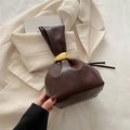 Bolso tipo cubo plisatado café chocolate con hebilla metálica dorada de forma única - Marrón