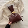 Bolso saco granate oscuro con pliegues elegantes y una gran hebilla de metal dorado - Burdeos
