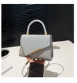 Dettaglio della borsa in pelle PU argento con strass scintillanti e fibbia in metallo oro - Argento