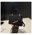 Dettaglio borsa a tracolla nera in PU con patta di paillettes e finiture dorate lusso - Nero