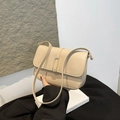 Trendige beigefarbene Unterarmtasche 2024 im minimalistischen Design mit Goldschnalle - Khaki