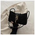 Sac à bandoulière en cuir noir matelassé avec détails métalliques dorés pour femme - Noir