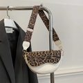 Minimalistische witte lederen zadeltas met luipaardprint flap en brede schouderriem - Wit