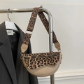 Minimalistische zadeltas met brede luipaardprint riem en beige imitatieleer afwerking - Khaki