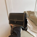 Bolso bandolera negro de cuero con tachuelas doradas y correa bohemia - Negro