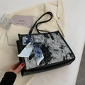 Vintage bloemen shopper met zwarte lederen bies en een blauwe decoratieve zijden sjaal - Zwart Graffiti