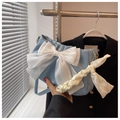Détail du sac à bandoulière bleu clair avec grand nœud en organza blanc et poignée tissée - Bleu