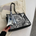 Franse retro shopper met zwarte lederen bies en bedrukte Paris zijden sjaal - Zwarte Papegaai