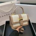 Detail van witte geweven handtas met beige bies en gepolijste gouden metalen gesp - Wit & Khaki Patchwork