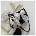 Détail du sac plissé noir avec grand nœud en tulle blanc et poignée en foulard de soie - Noir