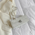 Bolso de hombro blanco minimalista con pañuelo de seda y hebilla de metal plateado - Blanco