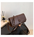 Piccola borsa quadrata minimalista in finta pelle marrone scuro con manico intrecciato - caffè