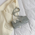 Bolso de hombro verde grisáceo con detalle de pañuelo en elegante blazer - Plateado