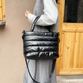 Minimalistische schwarze Puffer-Tasche aus glänzendem Nylon mit verstellbarem Gurt - Schwarz