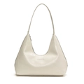 Borsa a mezzaluna minimalista color bianco panna in pelle opaca con logo inciso - Bianco