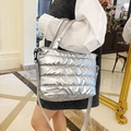 Silberne Stepptasche mit Metallic-Effekt, Quersteppung und verstellbarem Schultergurt - Silber