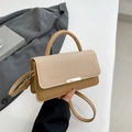 Sac bandoulière beige et kaki avec rabat en tissu texturé et détail en métal doré - Kaki