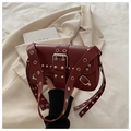 Borsa a tracolla punk rosso vino con occhielli e borchie argentate in ecopelle - Rosso