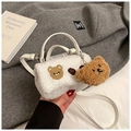 Weiße Teddy-Umhängetasche mit Bären-Stickerei und süßem Plüsch-Bärenanhänger für Damen - Weiß mit Anhänger